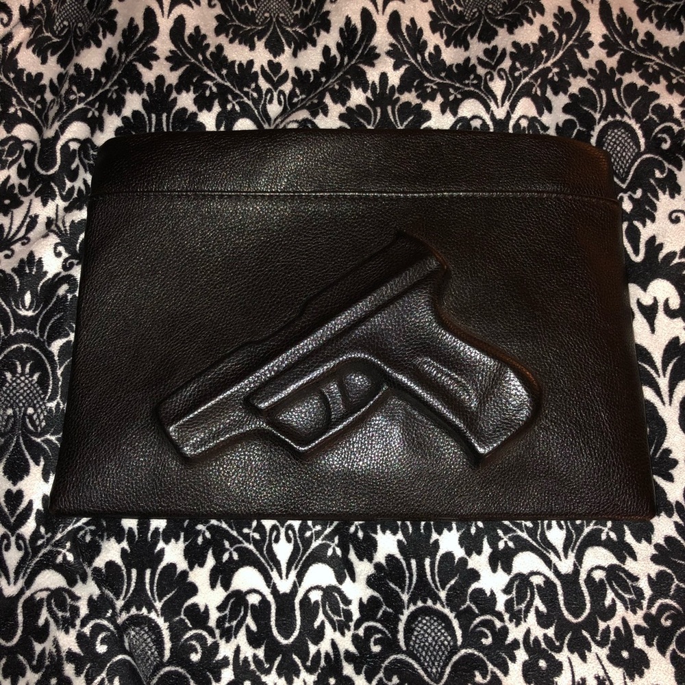 Black Gun clutch